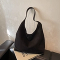 Minimalistische schwarze Wildleder-Einkaufstasche in Halbmondform mit mattem Finish - Schwarz