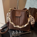 Braune geflochtene Beuteltasche mit Goldkette und Seidenschal mit Kirschprint-Detail - Braun