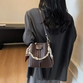Dunkelbraune geflochtene Beuteltasche mit Seidenschal-Griff und feinem Schultergurt - Kaffeebraun