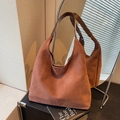 Retro braune Hobo-Bag aus Wildlederimitat mit breitem Schultergurt im minimalistischen Stil - Braun