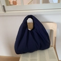 Bolso hobo de tela azul oscuro con asa gruesa sobre una silla de madera - Azul oscuro