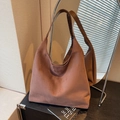 Minimalistische braune Hobo-Tasche in Wildlederoptik mit geräumigem Einzelschulter-Design - Kaffeebraun