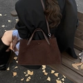 Borsa tote in camoscio marrone scuro con manici in pelle in un ambiente autunnale - Marrone
