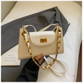 Dettaglio borsa in pelle bianca increspata con chiusura a scatto oro e catena - Bianco