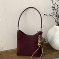 Sac fourre-tout haut de gamme en daim rouge vin avec breloques et style hobo minimaliste - Rouge avec Pendentif