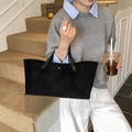 Borsa tote nera minimalista in finto scamosciato con manici sottili in pelle e bottone - Nero