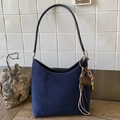 Sac fourre-tout bleu marine en daim avec lanières en cuir et pendentif à pampilles - Bleu avec Pendentif