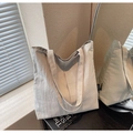 Detalle del bolso tote de lona minimalista con etiqueta tejida y asas resistentes - Blanco