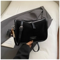 Detalle de un bolso vintage negro mate tipo cilindro con ribetes de cuero y cremallera plateada - Negro (Con Colgante de Cuentas)