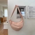 Dettaglio della borsa a mezzaluna in nylon rosa con doppia cerniera e tracolla - Rosa Chiaro