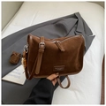 Detalle de bolso de hombro en ante marrón oscuro con adorno de madera y cremallera - Marrón (Con Colgante de Cuentas)