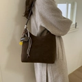 Sac hobo en daim marron foncé avec breloques colorées et bandoulière en cuir - Café avec Pendentif