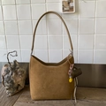 Brown faux suede tote bag with playful charms and long tassels for a vintage look - Brown with Pendant