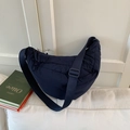 Dettaglio della borsa a mezzaluna in nylon blu scuro con tracolla regolabile e tessuto - Blu scuro