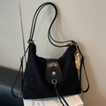 Borsa tote vintage nera in pelle scamosciata opaca con fiori e nappe decorative - Nero (Con Ciondolo)