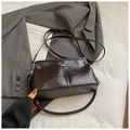 Sac bandoulière carré rétro en cuir verni marron foncé avec plaque métallique - Café sans Pendentif