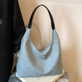 Hellblaue Denim Hobo-Tasche mit schwarzem Ledergriff und minimalistischer Halbmondform - Blau