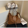 Borsa tote in camoscio marrone con frange e ciondolo a perline su uno scaffale - Marrone (Con Ciondolo)