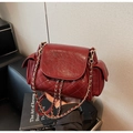 Dettaglio borsa in pelle trapuntata bordeaux con tracolla a catena e tasche laterali - Borgogna