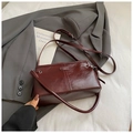 Sac à bandoulière vintage bordeaux en similicuir brillant avec détail de pompon - Rouge (Sans Pendentif)