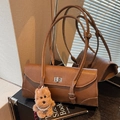 Retro dunkelbraune Achseltasche mit Metalldrehverschluss und Plüschhund-Anhänger - Braun mit Anhänger