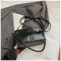 Sac bandoulière en cuir noir brillant avec détails argentés et sangle ajustable - Noir sans Pendentif