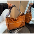Hobo-Tasche aus karamellbraunem Cord mit besticktem Riemen im Ethno-Stil für Damen - Braun