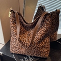 Große Shopper-Tasche mit Leopardenmuster, braunen Lederriemen und goldener Schnalle - Braun