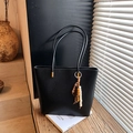 Borsa tote nera retrò con trama intrecciata, manici in pelle e ciondolo con nappe di perle - Con Ciondolo / Nero