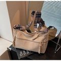 Beige Cord-Umhängetasche mit buntem Boho-Gurt und gewebten Reißverschluss-Details - Khaki
