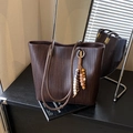 Borsa tote intrecciata marrone scuro con ciondolo a nappe e spalline in pelle - Con Ciondolo / Marrone