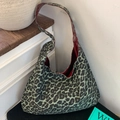 Grüne Hobo-Tasche mit Leopardenmuster, rotem Futter und geräumigem Tote-Design - Leopard grün