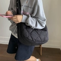 Bolso tote acolchado negro con bordado de corazones y costuras de diamante - Negro