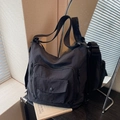 Grande borsa tote in nylon nero con design multitasche e tracolla larga in stanza - Nero