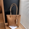 Grande borsa tote vintage marrone intrecciata con nappe in legno e spalline sottili - Con Ciondolo / Cachi