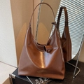 Bruine glanzende lederen hobo schoudertas met knoopdetail en ruime binnenkant - Bruin