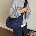 Bolso acolchado azul marino con patrones de corazones y correa de hombro cómoda - Azul