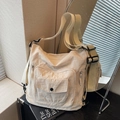 Borsa tote versatile in nylon crema con design multitasche e ampia tracolla regolabile - Bianco Sporco