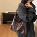 Donkerbruine hoogglans shopper met geknoopte schouderband en ruim vintage ontwerp - koffiekleur