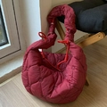 Bolso tote acolchado con patrón de corazón en rojo oscuro con asa anudada y textura suave - Rojo