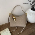 Detail of light brown suede shoulder bag with colorful wooden beads and golden hardware - With Charm / Khaki