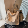 Zaino tote versatile in nylon kaki con design multitasche e spallacci regolabili - Cachi