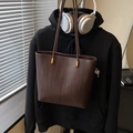 Borsa tote in ecopelle intrecciata marrone scuro con spalline sottili e dettagli dorati - Senza Ciondolo / Marrone