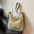 Borsa tote vintage in nylon verde salvia con tasche multiple e tracolla regolabile larga - Verde