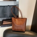 Borsa tote marrone in pelle intrecciata con dettagli dorati e sottili spalline sottili - Senza Ciondolo / Marrone