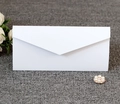 Elegante busta bianca con lembo a V su trama grigia con perle e accenti floreali - Bianco