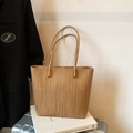 Borsa tote intrecciata kaki minimalista con trama verticale e raffinati dettagli dorati - Senza Ciondolo / Cachi