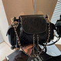 Borsa a spalla trapuntata nera con catena e texture in pelle cerata vintage - Nero