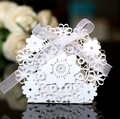 Boîte de dragées de mariage blanche découpée au laser avec motifs floraux et ruban argent - Blanc