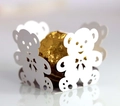 Dettaglio della scatola di caramelle orso bianco tagliata al laser con motivi floreali - Bianco